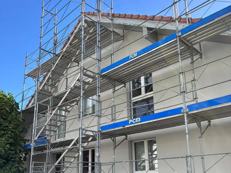 Immeuble sous échafaudage — chantier LT Couverture